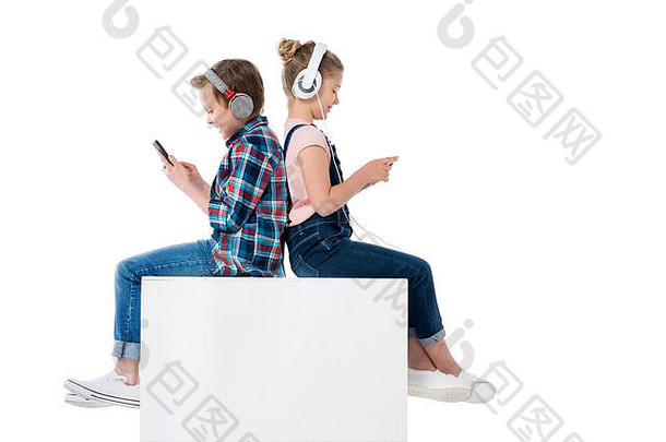 孩子们智能手机耳机坐着多维数据集孤立的白色