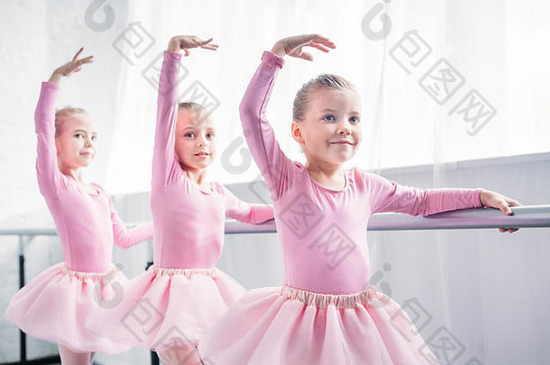 可爱的微笑孩子们粉红色的图图裙子跳舞芭蕾舞工作室