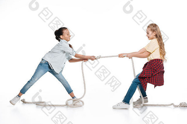 女孩玩拖轮战争孩子们体育运动孤立的概念