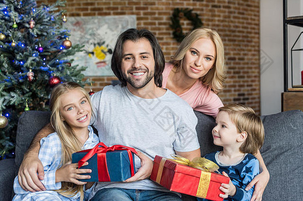 快乐<strong>父母</strong>可爱的孩子们睡衣持有圣诞<strong>节</strong>礼物微笑相机