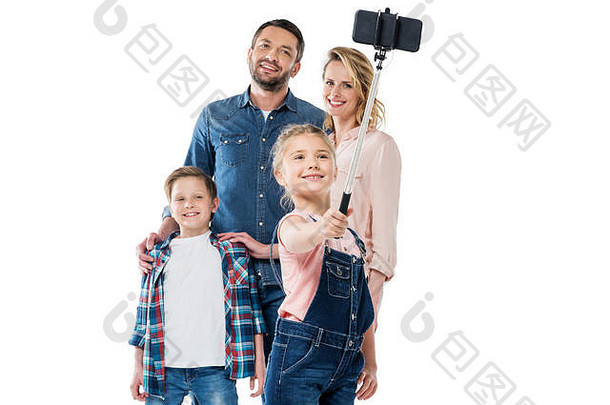 快乐家庭孩子们采取自拍智能手机孤立的白色