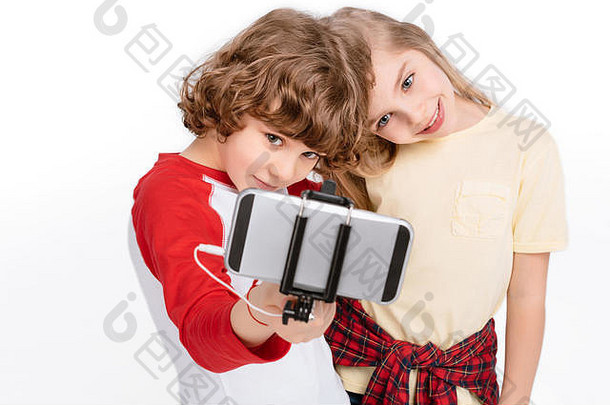 夫妇孩子们有趣的采取自拍智能手机孤立的白色