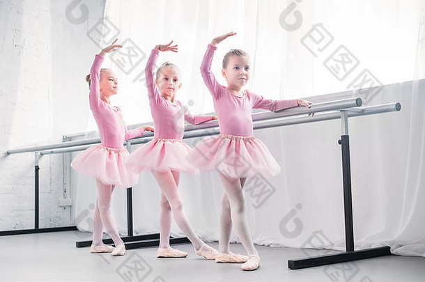 完整的长度视图可爱的孩子们粉红色的图图裙子跳舞芭蕾舞工作室