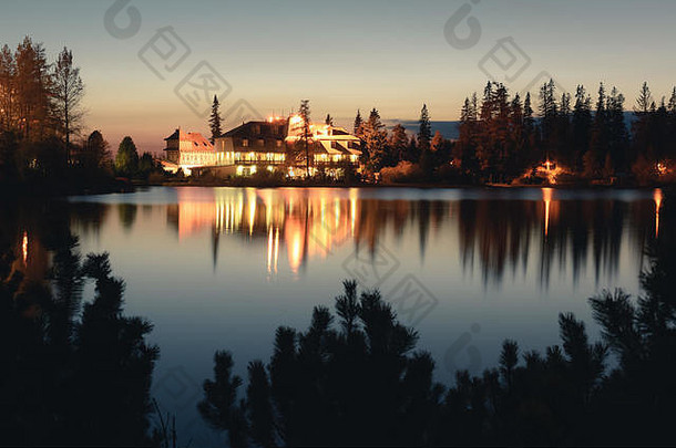 风景如画的秋天视图湖斯特尔布斯克pleso高基国家公园斯洛伐克清晰的水反射照亮酒店背景