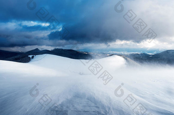 神奇的冬天景观雪山喀尔巴阡山脉的山乌克兰景观摄影