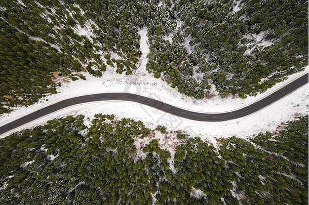 飞行冬天山路蜿蜒的雪森林前视图景观摄影