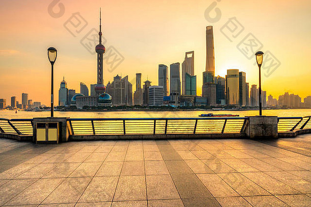 上海中国2月摩天大楼lujiazui天际线履行。黄埔河上海塔上海最大的感觉