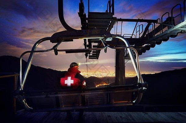 救生员红色的夹克<strong>医疗</strong>交叉选址椅子电缆车站视图晚上城市光山滑雪度假胜地