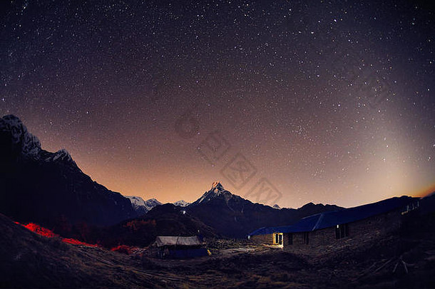 machapuchare山喜马拉雅山脉晚上布满星星的天空尼泊尔