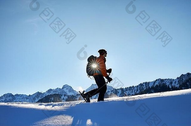 男人。轮廓滑雪新鲜的粉<strong>雪山</strong>阳光明媚的天空阿拉木图哈萨克斯坦
