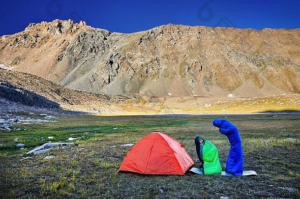 有趣的旅游放松睡觉袋橙色帐篷山日出