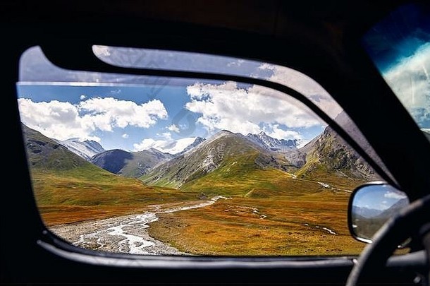 景观美丽的山谷查看车窗口旅行冒险概念