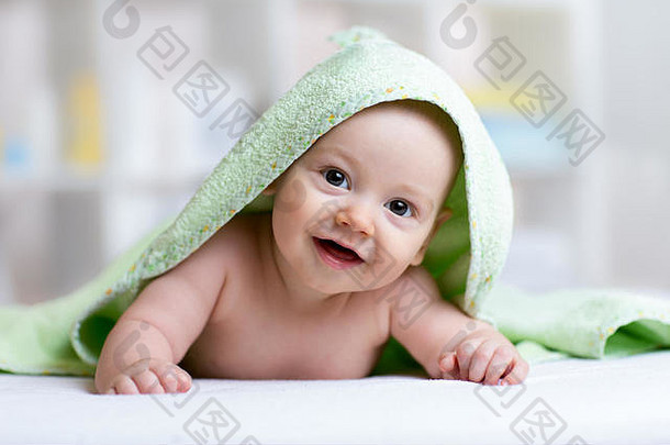 可爱的婴儿绿色毛巾洗澡