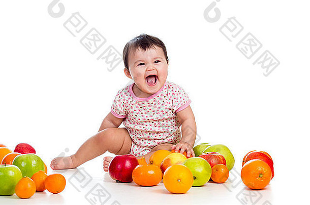 快乐婴儿女孩坐着新鲜的水果