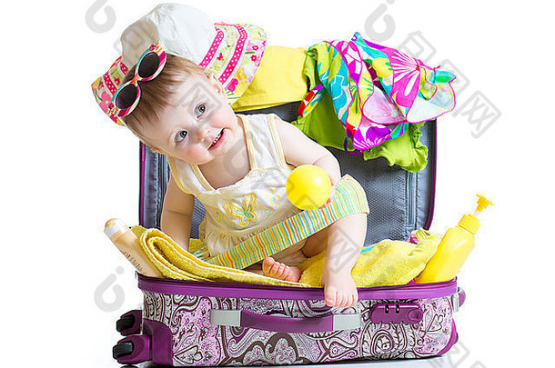 婴儿女孩坐着手提箱的事情假期旅行孤立的