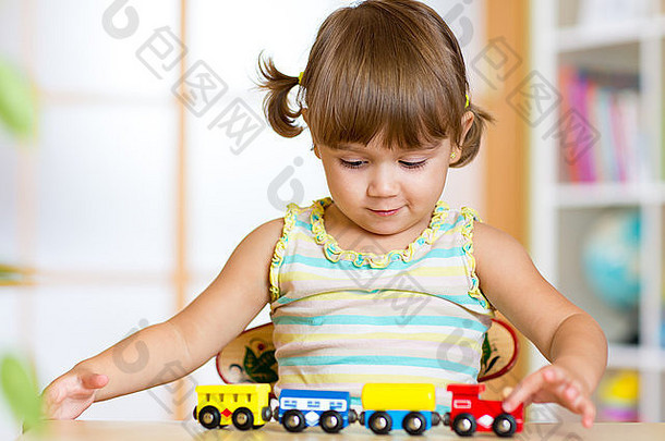 可爱的孩子女孩玩木火车玩具