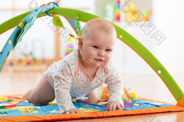 不开心个月婴儿女孩<strong>爬行</strong>色彩斑斓的playmat