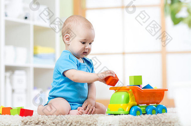 婴儿蹒跚学步的男孩玩玩具车