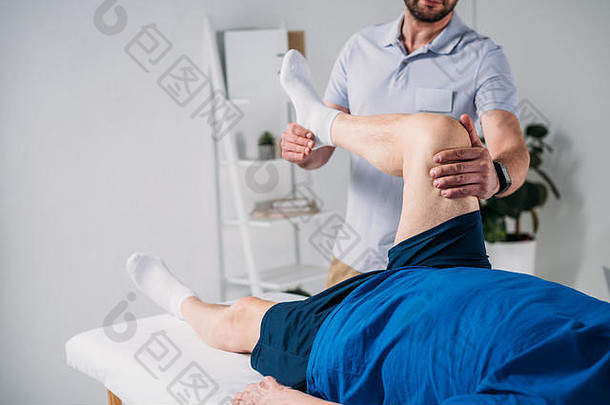 部分视图康复治疗师按摩高级男人腿按摩表格