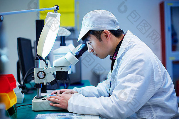 工人小部分制造业工厂中国显微镜