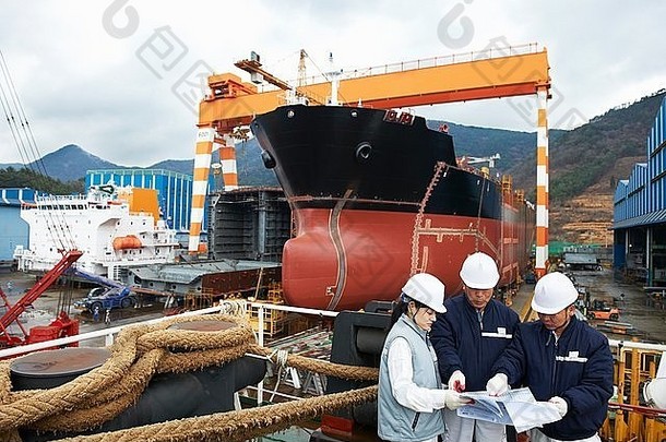 工人讨论计划船厂固城郡南韩国