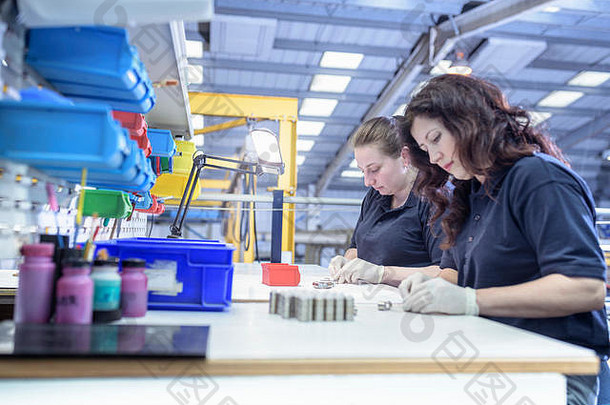 女工人绘画蜡屏蔽组件电镀工厂