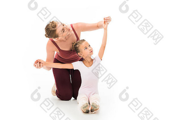 成人女教练帮助孩子锻炼孤立的白色背景