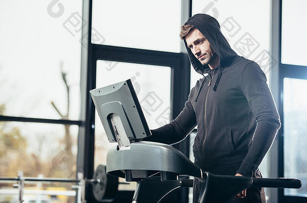英俊的运动员运动服装锻炼跑步机健身房