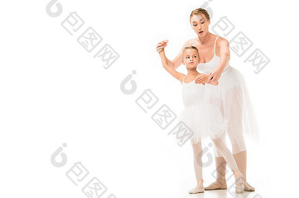 女教练图图帮助芭蕾舞女演员锻炼孤立的白色背景