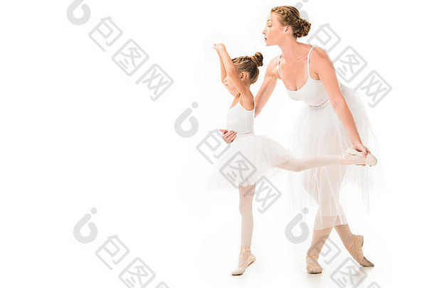 一边视图成人女教练图图帮助芭蕾舞女演员锻炼孤立的白色背景