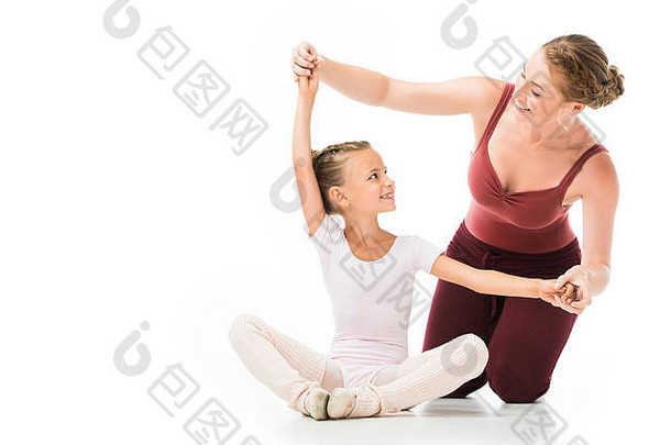 快乐女教练帮助孩子锻炼孤立的白色背景