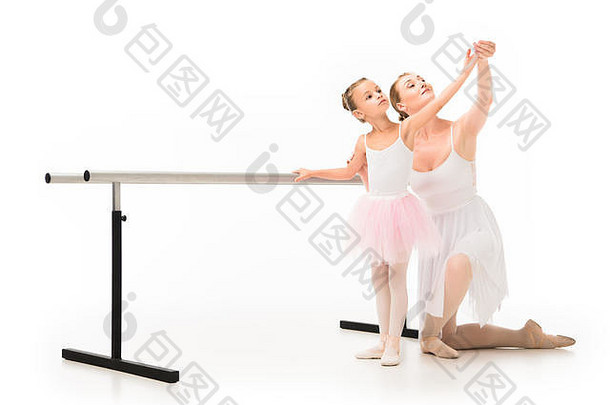 快乐女老师图图帮助芭蕾舞女演员锻炼芭蕾舞巴利站孤立的白色背景