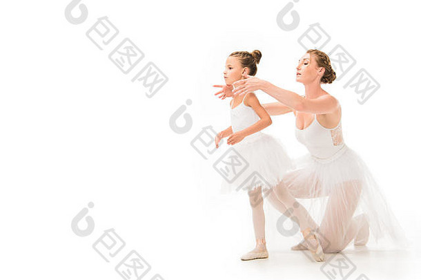 成人女教练图图帮助芭蕾舞女演员锻炼孤立的白色背景