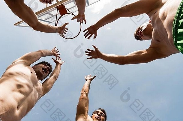底视图赤膊上阵运动员提高手天空篮球篮板