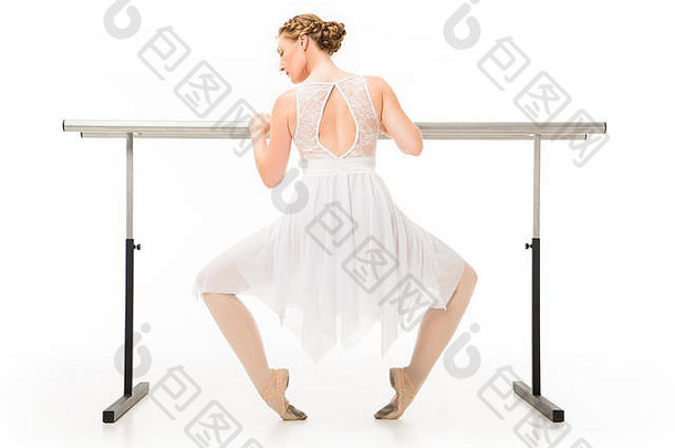 后视图有吸引力的芭蕾舞女演员图图锻炼芭蕾舞巴利站孤立的白色背景
