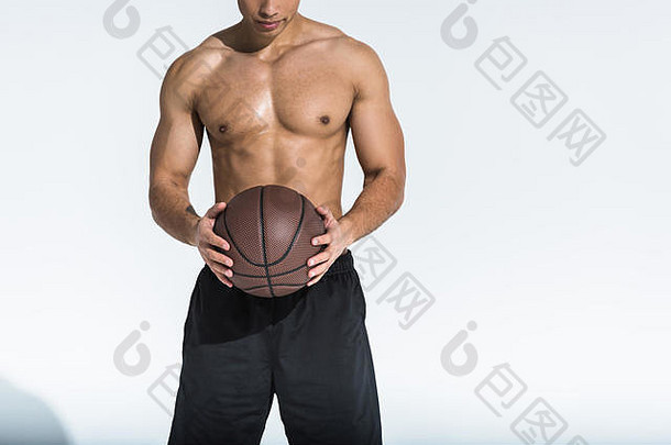 裁剪视图运动男人。肌肉发达的躯干持有棕色（的）球白色