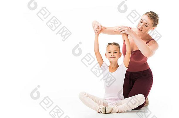 女教练帮助孩子锻炼孤立的白色背景