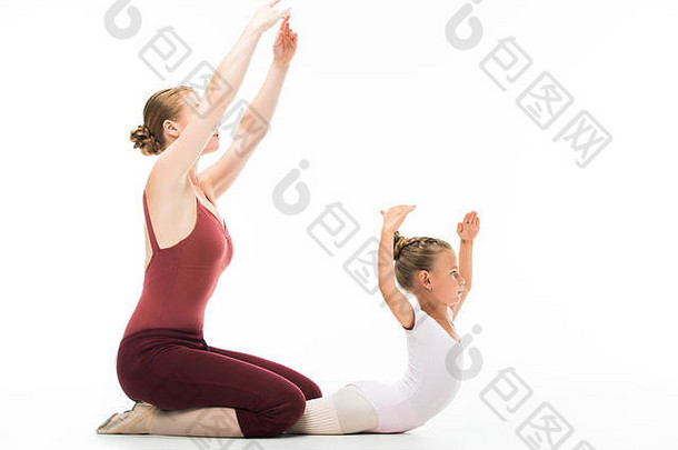 优雅的成人女教练帮助芭蕾舞女演员锻炼孤立的白色背景