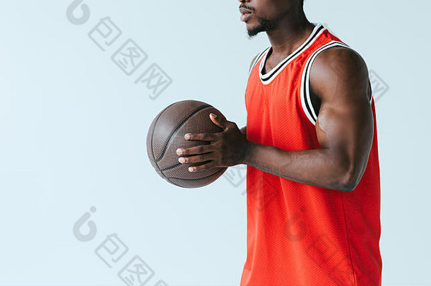 裁剪视图非洲美国运动员持有<strong>篮球</strong>球孤立的灰色