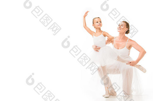 微笑成人女教练帮助芭蕾舞女演员锻炼孤立的白色背景