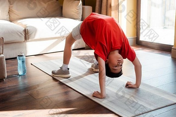 运动亚洲男孩桥构成健身席首页检疫