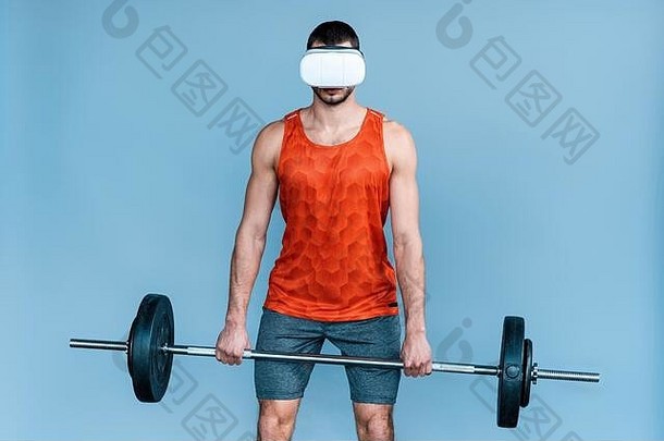 运动员虚拟现实耳机锻炼杠铃孤立的蓝色的