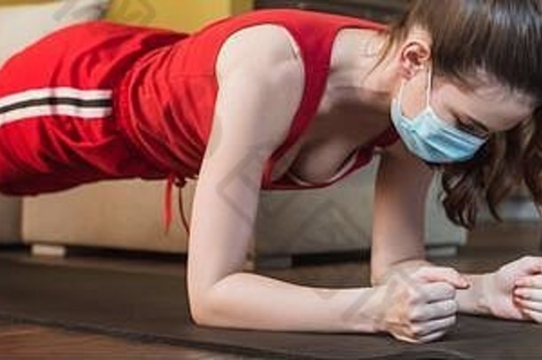 全景取向运动型女人医疗面具运动服装锻炼健身席