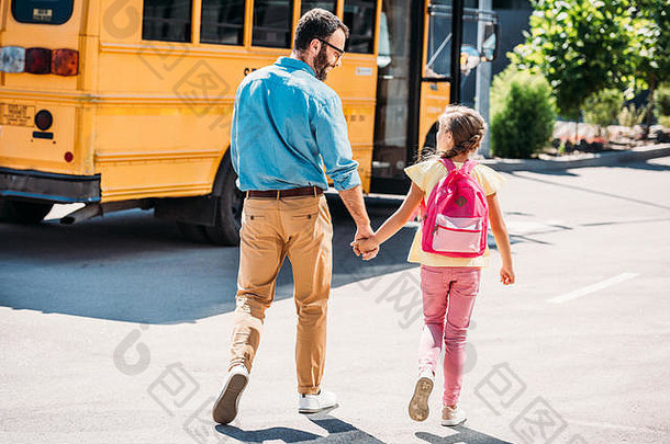 回来视图父亲女儿持有手走学校公共汽车