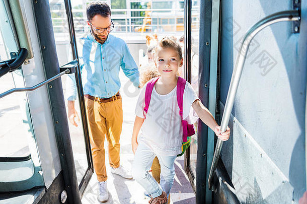 女学生进入学校公共汽车老师游览