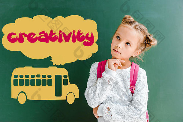 沉思的孩子站背包黑板学校公共汽车创造力刻字绿色