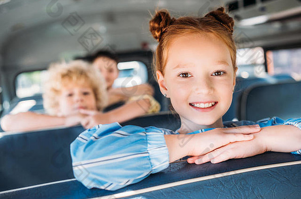 特写镜头肖像微笑女学生骑学校公共汽车同学们