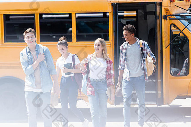 集团青少年学者走前面学校公共汽车
