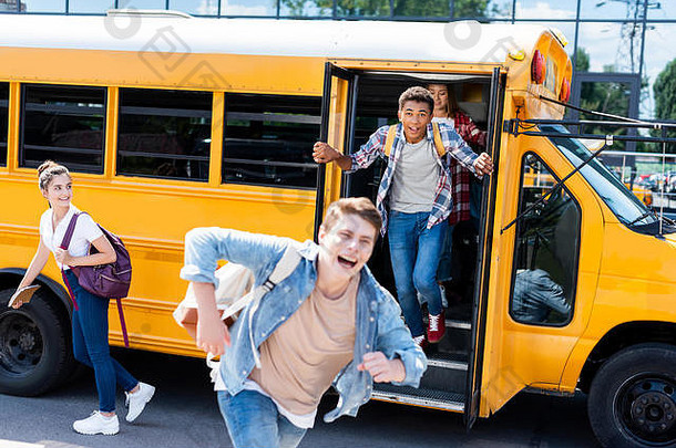 集团青少年学者运行学校公共汽车尖叫