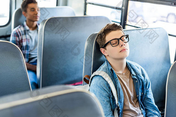 多民族青少年男生骑学校公共汽车